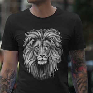 Może przedstawiać: Czarny t-shirt z grafiką przedstawiającą twarz lwa w czerni i bieli.