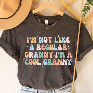 No soy como una abuela normal, soy una abuela genial, camiseta divertida de abuela, el mejor regalo de abuela, camisa para abuela, regalo genial de camisa de abuela