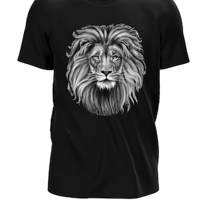 Może przedstawiać: Czarny T-shirt z grafiką przedstawiającą twarz lwa w odcieniach szarości.