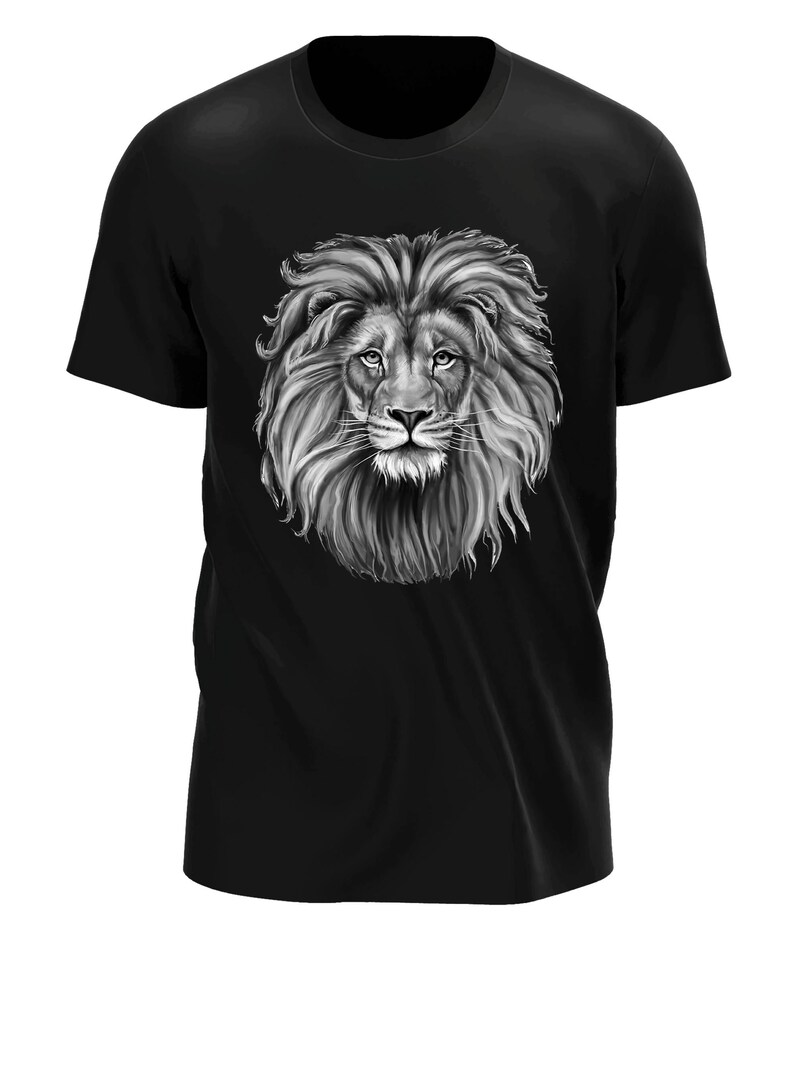 Może przedstawiać: Czarny T-shirt z grafiką przedstawiającą twarz lwa w odcieniach szarości.