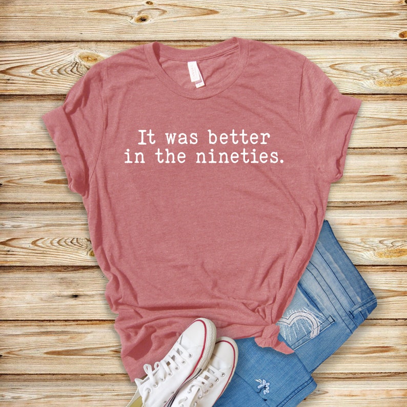 K&ouml;nnte beinhalten: Ein pinkfarbenes T-Shirt mit dem Aufdruck "It was better in the nineties." in wei&szlig;.