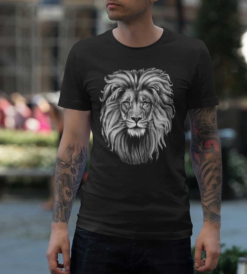 Może przedstawiać: Czarny t-shirt z grafiką przedstawiającą twarz lwa w czerni i bieli.