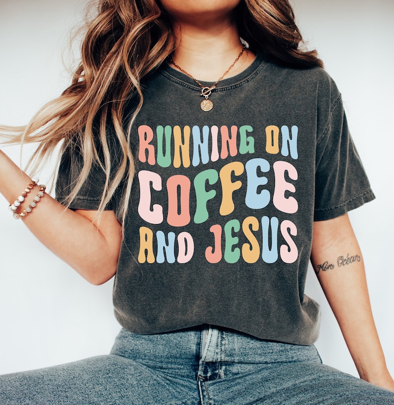 Running On Coffee And Jesus T-Shirt, Retro Coffee And Jesus Tee, Womens Shirt, Faith T-Shirt, Coffee Tee, Mom Shirt, Mama Tee, Gift For Mom afbeelding 1