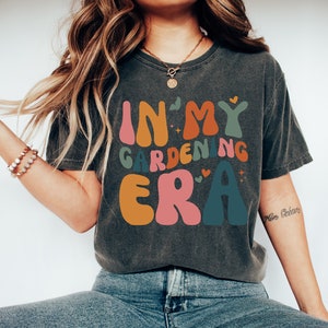 In My Gardening Era T-Shirt, Retro Mother’s Day Gift, Plant Lover Shirt, Cute Plant Mom Shirt, Plant Gift for Wife Gardener, Gardening Shirt Bild 7