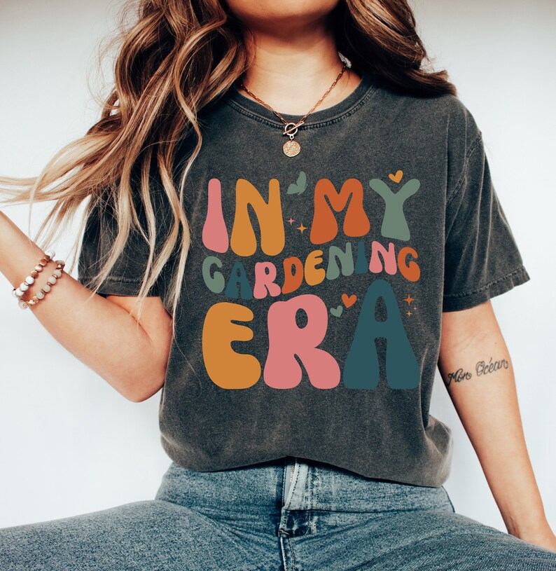 In My Gardening Era T-Shirt, Retro Mother’s Day Gift, Plant Lover Shirt, Cute Plant Mom Shirt, Plant Gift for Wife Gardener, Gardening Shirt Bild 7