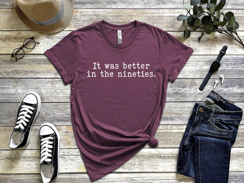 K&ouml;nnte beinhalten: Ein maroonfarbenes T-Shirt mit dem Aufdruck "It was better in the nineties." in wei&szlig;.