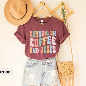 Running On Coffee And Jesus T-Shirt, Retro Coffee And Jesus Tee, Womens Shirt, Faith T-Shirt, Coffee Tee, Mom Shirt, Mama Tee, Gift For Mom afbeelding 6