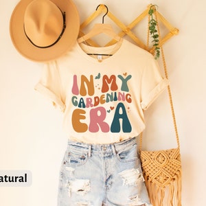 In My Gardening Era T-Shirt, Retro Mother’s Day Gift, Plant Lover Shirt, Cute Plant Mom Shirt, Plant Gift for Wife Gardener, Gardening Shirt Bild 3