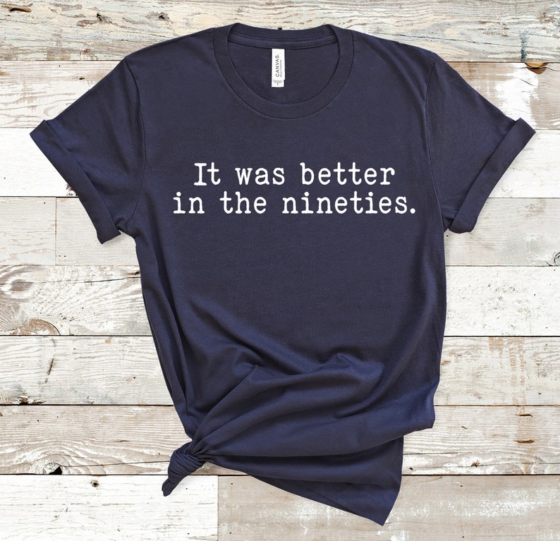 K&ouml;nnte beinhalten: Ein marineblaues T-Shirt mit wei&szlig;em Text, der "Es war besser in den Neunzigern." lautet.