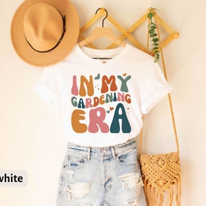 In My Gardening Era T-Shirt, Retro Mother’s Day Gift, Plant Lover Shirt, Cute Plant Mom Shirt, Plant Gift for Wife Gardener, Gardening Shirt Bild 2