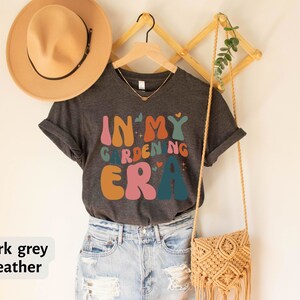 In My Gardening Era T-Shirt, Retro Mother’s Day Gift, Plant Lover Shirt, Cute Plant Mom Shirt, Plant Gift for Wife Gardener, Gardening Shirt Bild 5