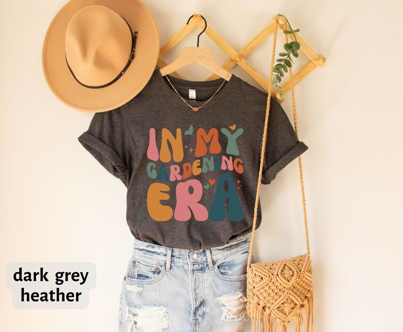 In My Gardening Era T-Shirt, Retro Mother’s Day Gift, Plant Lover Shirt, Cute Plant Mom Shirt, Plant Gift for Wife Gardener, Gardening Shirt Bild 5