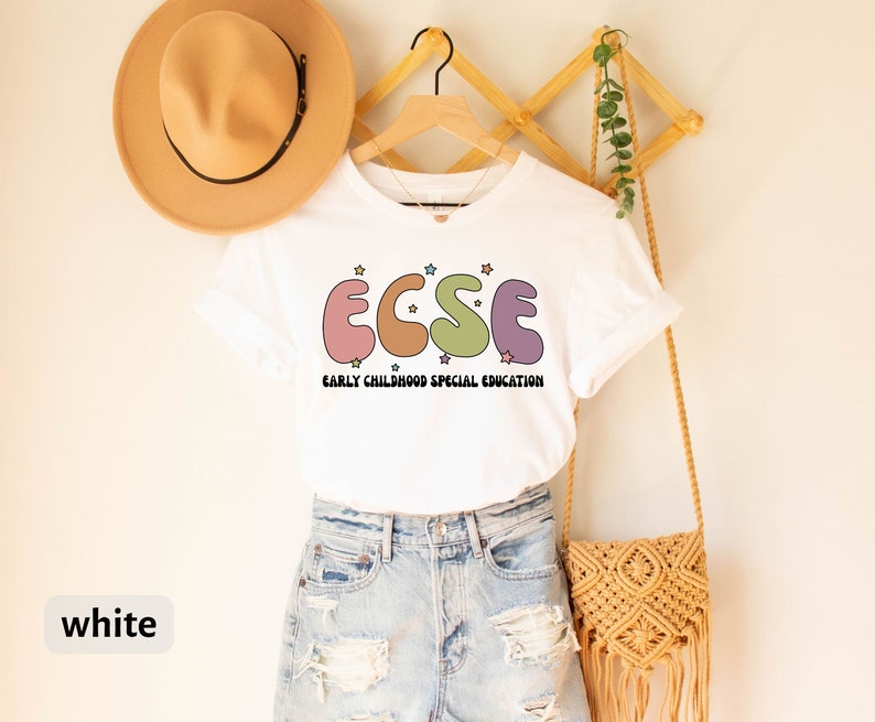 K&ouml;nnte beinhalten: Wei&szlig;es T-Shirt mit einer Grafik der Buchstaben "ECSE" in bunten, abgerundeten Formen mit Sternen. Der Text "EARLY CHILDHOOD SPECIAL EDUCATION" steht unter den Buchstaben.