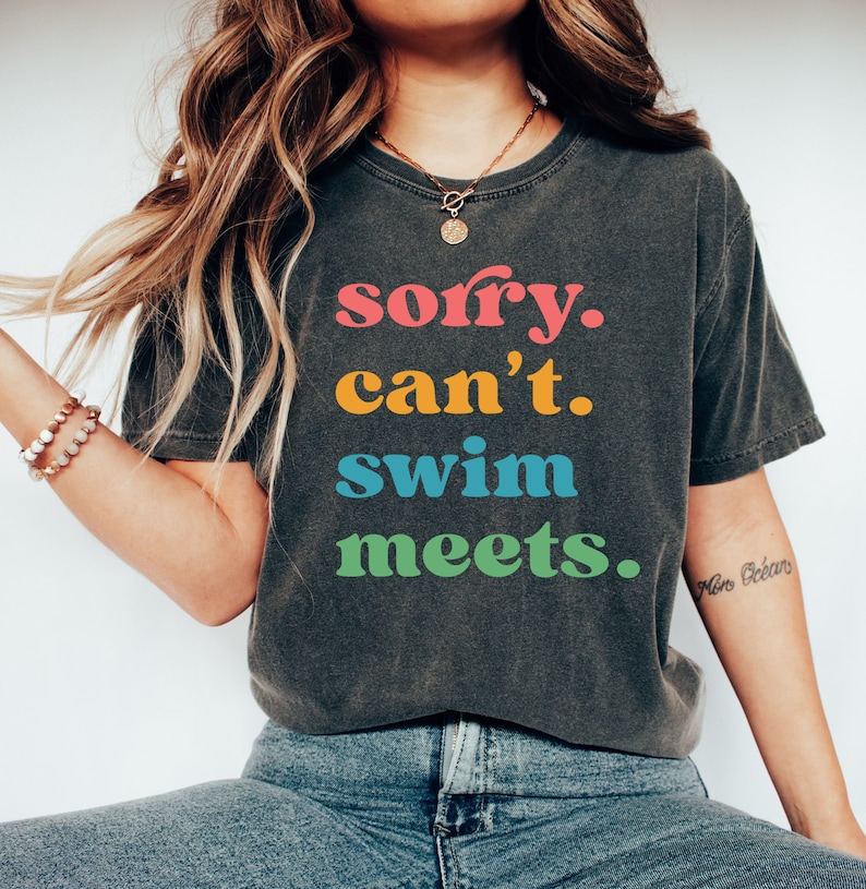 Sorry Can't Swim Meets T-Shirt, Mom Swimming Tee, Swimmer Gift, Swimming Outfit T-Shirt, Swimmer Shirt, Swim Mom Tee, Mom of Swimmer Gift, bild 1