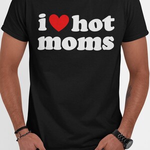 I Love Hot Moms Tshirt Divertente Cuore Rosso Amore Mamme Maglietta
