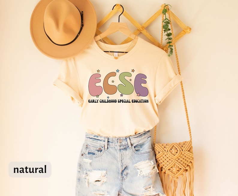 K&ouml;nnte beinhalten: Ein naturfarbenes T-Shirt mit dem Text "ECSE" in bunten, stilisierten Buchstaben. Der Text ist ein Akronym f&uuml;r "Early Childhood Special Education".