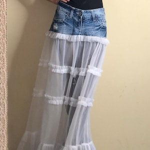 Maßgefertigter Patchwork-Rock aus recyceltem Denim, nachhaltige Mode, auf Bestellung gefertigt