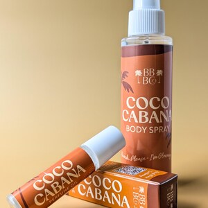 Puede incluir: Una colecci&oacute;n de productos Coco Cabana, que incluye un frasco de spray corporal, un roll-on de aceite perfumado y una caja de producto. Los art&iacute;culos son marrones y blancos con la inscripci&oacute;n "Coco Cabana". El frasco de spray corporal mide unos 15 cm de alto.
