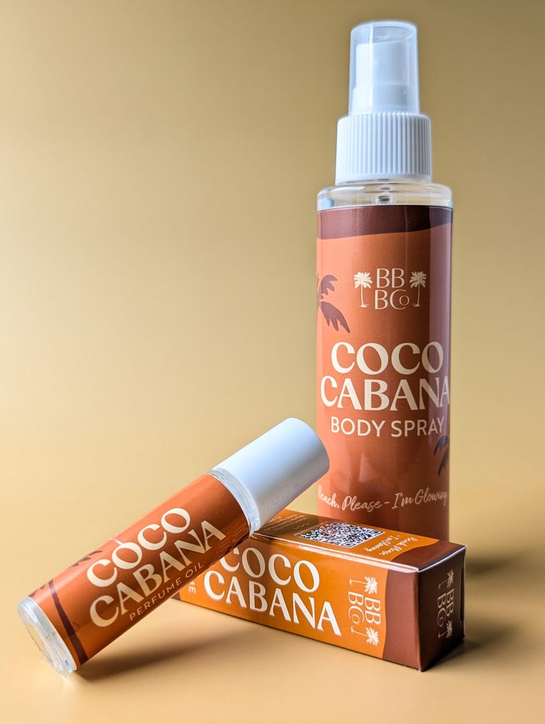 Puede incluir: Una colecci&oacute;n de productos Coco Cabana, que incluye un frasco de spray corporal, un roll-on de aceite perfumado y una caja de producto. Los art&iacute;culos son marrones y blancos con la inscripci&oacute;n "Coco Cabana". El frasco de spray corporal mide unos 15 cm de alto.