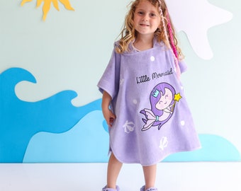 Titel: Milk&Moo Kinder-Poncho und Hausschuhe-Set, kleine Meerjungfrau, lustiges Prinzessinnen-Design, geeignet für 4–6 Jahre alte Kinder, lila