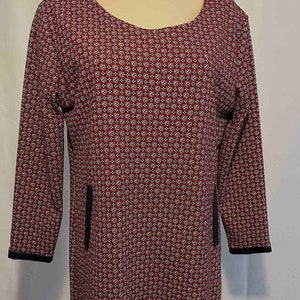 Vintage stip jurk, rode jurk, stip rode zwart & witte jurk, korte jurk, tweedehands rode print jurk met kunstleer details in zwarte kleur