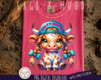 Peut inclure: Un t-shirt rose avec une illustration de veau de dessin animé portant une casquette bleue avec le texte Salty Heifer en lettres roses. Le veau a une fourrure brune et blanche, de grands yeux bleus et deux tresses nouées avec des nœuds bleus.