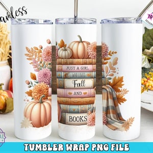 Puede incluir: Un vaso blanco con un diseño de otoño que presenta una pila de libros, calabazas y hojas de otoño. El texto en los libros dice "Just a girl who loves Fall and Books".