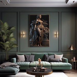 Puede incluir: Un sofá de terciopelo verde con almohadas grises en una sala de estar con una gran impresión enmarcada de una estatua dorada de una mujer. La habitación tiene paredes verde oscuro y detalles dorados.