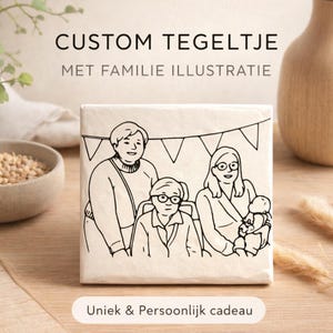 Può includere: Una piastrella quadrata bianco sporco con un disegno a tratto nero e bianco di una famiglia. La piastrella ha il testo "CUSTOM TEGELTJE" e "MET FAMILIE ILLUSTRATIE" in alto e "Uniek & Persoonlijk cadeau" in basso.
