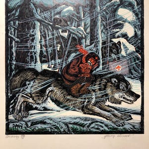 Pode incluir: Uma impressão em madeira que retrata uma pessoa vestida de vermelho montando um lobo através de uma floresta nevada. O lobo corre para a direita e a pessoa segura uma cruz vermelha.