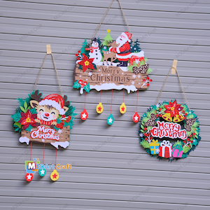 Può includere: Tre decorazioni natalizie da parete con disegni festivi. Una raffigura una renna, una Babbo Natale con un pupazzo di neve e una è una ghirlanda con campane e regali. Ogni pezzo include la scritta Merry Christmas e degli ornamenti pendenti.