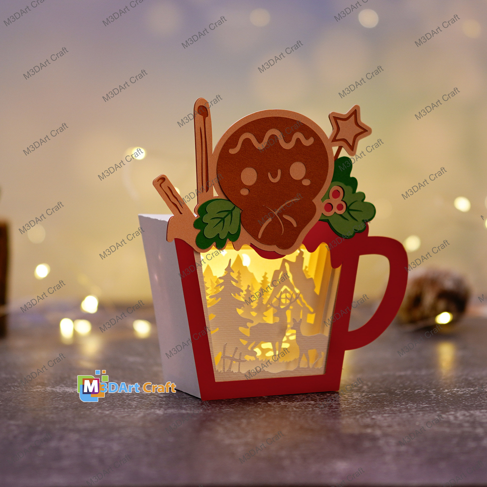 K&ouml;nnte beinhalten: Eine beleuchtete Weihnachts-Holztasse mit einem Lebkuchenmann-Design. Die Tasse ist rot und wei&szlig; mit einem ausgeschnittenen Design einer Winterszene mit B&auml;umen, einem Haus und einem Reh.