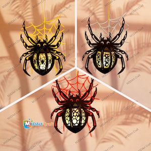 Puede incluir: Tres linternas colgantes en forma de araña negras con intrincados recortes. Las linternas están decoradas con un diseño de telaraña y están disponibles en amarillo, blanco y rojo.