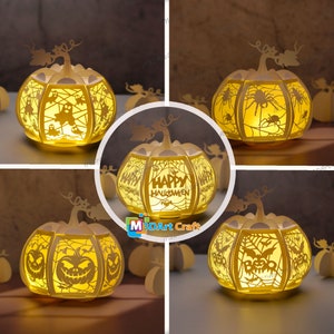 Puede incluir: Cuatro linternas de papel de calabaza iluminadas con diferentes diseños de Halloween. Los diseños incluyen un fantasma, arañas, murciélagos y una calabaza tallada. Las linternas están iluminadas desde adentro, creando un brillo cálido.