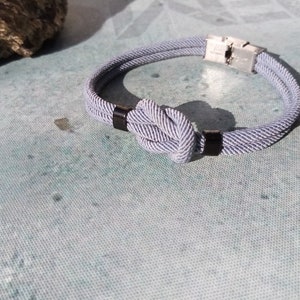 Bracelet homme personnalisable , nœud marin , gravure personnalisée fait main. Gris et acier noir