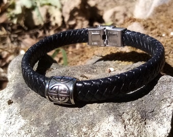 Bracelet homme tresse large en cuir et acier réglable .