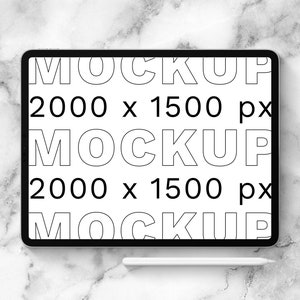Puede incluir: Una tableta blanca con un borde negro y una pantalla negra que muestra el texto "MOCKUP 2000 x 1500 px MOCKUP 2000 x 1500 px MOCKUP" sobre una superficie de mármol blanco con un lápiz táctil blanco.