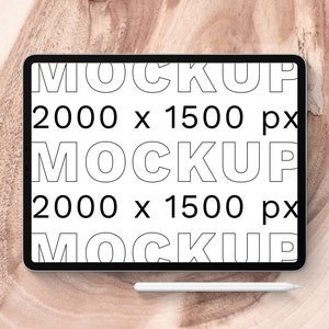 Puede incluir: Una tableta blanca con un borde negro y un lápiz blanco. La pantalla muestra el texto "MOCKUP 2000 x 1500 px" repetido tres veces.