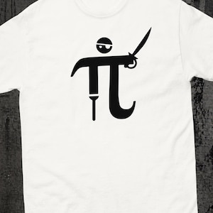 Könnte beinhalten: Weißes T-Shirt mit schwarzem Aufdruck. Das Design ist ein Piraten-Pi-Symbol, einschließlich Piratenhut, Schwert und dem mathematischen Symbol Pi. Das T-Shirt besteht aus einem weichen, bequemen Material.
