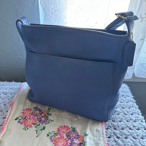 Authentic Vintage Coach 90s *Sonoma Line* Pocket Zip Bag Purse in Pebbled Leather. Lovely Lilac! Costa Rican~ Style #4924. Excellent Cond!