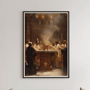 Puede incluir: Una impresión enmarcada de una pintura religiosa que representa una ceremonia con figuras vestidas con túnicas alrededor de una mesa. La obra de arte utiliza tonos cálidos y evoca reverencia histórica. La impresión se exhibe sobre un sofá beige.