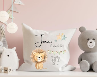 May include: A white pillow with a lion illustration and the text "Jonas 18. Juni 2024 3.560 g 14.45 Uhr 54 cm" printed on it.