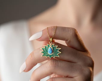 Opal Lotus Halsband: Blommigt hänge i sterlingsilver, oktobers födelsesten