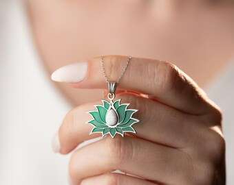 Lotushänge i färgat glas: Halsband i etiopiskt opal i sterlingsilver