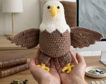 Häkelanleitung für einen Weißkopfseeadler, patriotischer Weißkopfseeadler als Amigurumi, Amigurumi-Adler-Spielzeug, amerikanischer Vogel als Plüschtier, Plüschtier mit amerikanischer Flagge als Dekoration (PDF-Anleitung)