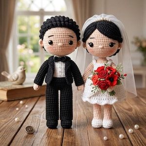 Peut inclure: Poupées de mariés au crochet. Le marié porte un smoking noir avec un nœud papillon. La mariée porte une robe blanche et un voile, tenant un bouquet de fleurs rouges. Les poupées sont sur une surface en bois.