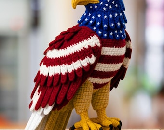 Häkelanleitung für einen Weißkopfseeadler, patriotischer Weißkopfseeadler als Amigurumi, Amigurumi-Adler-Spielzeug, amerikanischer Vogel als Plüschtier, Plüschdekoration mit amerikanischer Flagge (PDF-Anleitung)