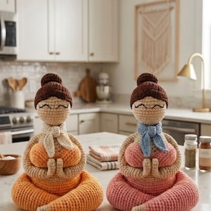 Peut inclure: Deux poupées de yoga faites à la main au crochet. L'une est orange, l'autre rose. Les deux poupées ont les cheveux bruns, les yeux fermés et sont en position de méditation assise. Chaque poupée porte une écharpe et a les mains jointes en prière.