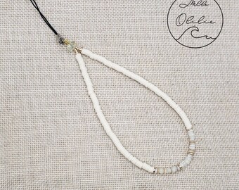 Jewel / wrist strap for phone in pearls Heishi ivory white mother-of-pearl and shells