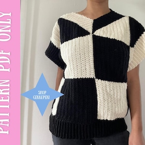 Może przedstawiać: Czarno-biały top na szydełku w kratkę. Top ma dekolt w kształcie litery V i krótkie rękawy.